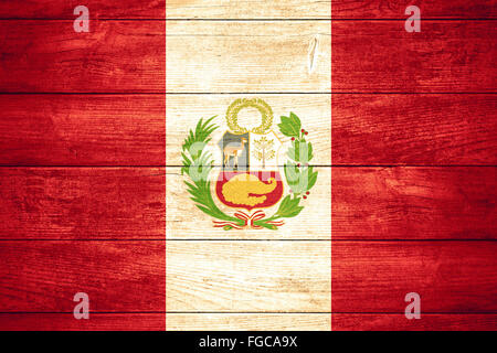 Flagge von Peru oder peruanischen Banner auf hölzernen Hintergrund Stockfoto