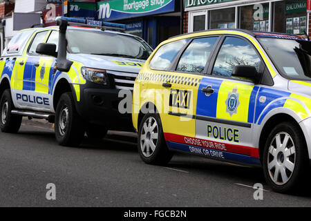 Polizei-Auto in Worthing Stadtmitte Hälfte gemalt als ein Taxi zur Förderung einer nicht trinken und fahren-Kampagne. Stockfoto