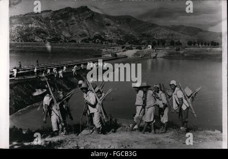 1952: Bau eines Unterwasser-Damms zur Vorbereitung einer Bio-Alled-Fahrt in der koreanischen Schlacht: südkoreanische Arbeiter bauen einen Unterwasser-Damm, um einen großen Antrieb der vereinten Nationen vorzubereiten. Früher war die einzige Möglichkeit, das Wasser des Flusses zu überqueren, ein Nebenfluss des Flusses, die Fähre oder Pontonbrücke. © Keystone Pictures USA/ZUMAPRESS.com/Alamy Live News Stockfoto