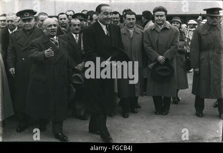 1937: Türkischer Premierminister für Paris Noato-Konferenz: Der türkische Premierminister Adnan verlässt Istanbul am Donnerstag, den 12. Dezember, um an der NATO-Ministerkonferenz teilzunehmen. Er wird von der Außenministerin Fatin Rustu Zorlu und einer Delegation des Außenministeriums begleitet. Das Foto zeigt Mr. Menderes auf dem Flugplatz Aukara, 6. Dezember. 1937. © Keystone Pictures USA/ZUMAPRESS.com/Alamy Live News Stockfoto