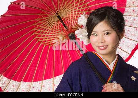 Ein Porträt von einem schönen junge japanische Mädchen in einem blauen Kimono für ihr kommen des Alters Zeremonie an ihrem 20. Geburtstag. Stockfoto