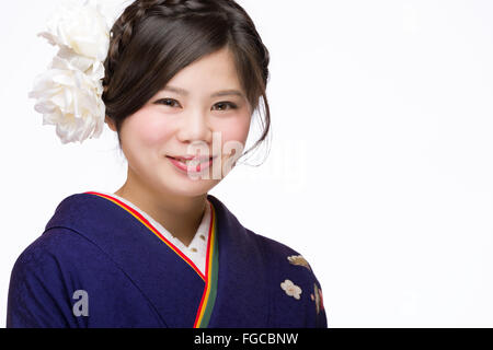 Ein Porträt von einem schönen junge japanische Mädchen in einem blauen Kimono für ihr kommen des Alters Zeremonie an ihrem 20. Geburtstag.