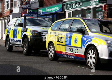 Polizei-Auto in Worthing Stadtmitte Hälfte gemalt als ein Taxi zur Förderung einer nicht trinken und fahren-Kampagne. Stockfoto