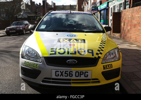 Polizei-Auto in Worthing Stadtmitte Hälfte gemalt als ein Taxi zur Förderung einer nicht trinken und fahren-Kampagne. Stockfoto