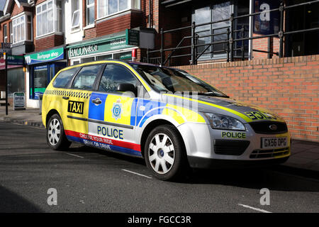 Polizei-Auto in Worthing Stadtmitte Hälfte gemalt als ein Taxi zur Förderung einer nicht trinken und fahren-Kampagne. Stockfoto