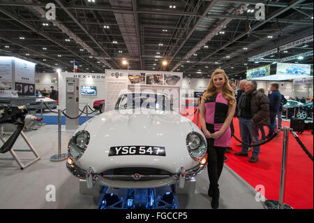 ExCel, London, UK. 18. Februar 2016. Eröffnungstag der zweiten London Classic Car Show. Ein vollständig umgebaut 1961 Jaguar E-Type Fahrgestellnummer 15 am Stand CMC (Oldtimer Motor). Bildnachweis: Malcolm Park Leitartikel/Alamy Live-Nachrichten Stockfoto