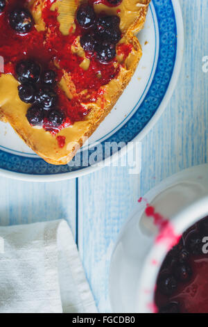 Sandwich mit Erdnussbutter und schwarzer Johannisbeere Marmelade Stockfoto