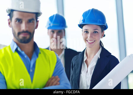 Geschäftsleute und Ingenieure treffen Stockfoto