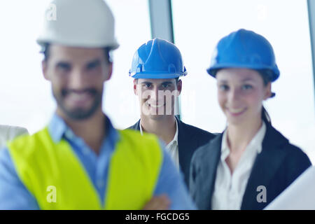 Geschäftsleute und Ingenieure treffen Stockfoto