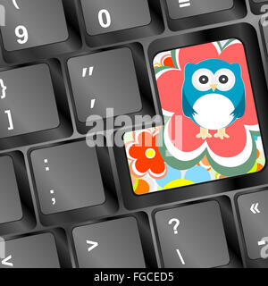 Eule auf Computer-Tastatur mit Blumen Stockfoto