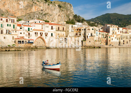 Fischer am alten Hafen vor der Altstadt, Cefalù, Provinz von Palermo, Sizilien, Italien Stockfoto