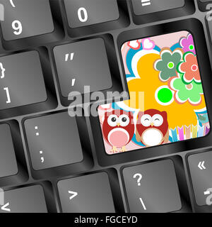 Eule auf Computer-Tastatur mit Blumen Stockfoto