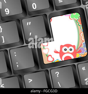 Eule auf Computer-Tastatur mit Liebe Herzen Stockfoto