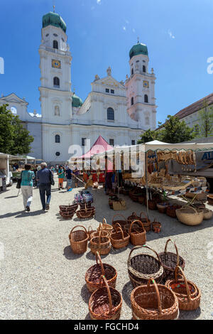 Bauernmarkt am Domplatz, Passauer Altstadt, Niederbayern, Deutschland Wochenmarkt Deutschland Stockfoto