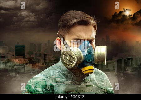Junger Mann in Gasmaske Stockfoto