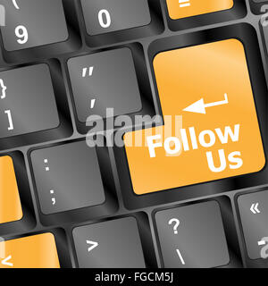 Social Media oder sozialen Netzwerk-Konzept: Tastatur mit blauen Knopf folgen Sie uns Stockfoto