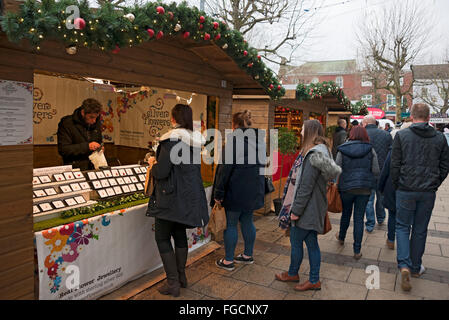 Leute Besucher einkaufen an Weihnachtsmarkt Stände Kabinen in St. Nicholas Fair im Winter York North Yorkshire England Vereinigtes Königreich Königreich Großbritannien Stockfoto