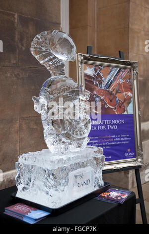 Nahaufnahme der Eisplastik der Cheshire Cat vor dem Grand Hotel auf dem Ice Trail York North Yorkshire England Großbritannien GB GRE Stockfoto