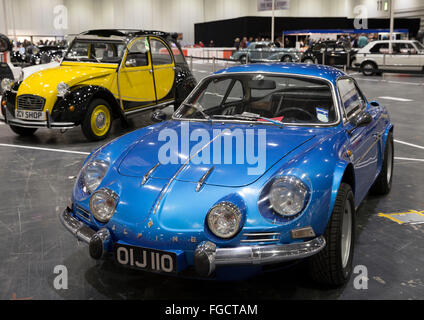 ExCel London, UK, 18. Februar 2016, blauen Renault Alpine auf The London Classic Car Show Vorschau abends ExCe Credit: Keith Larby/Alamy Live News Stockfoto