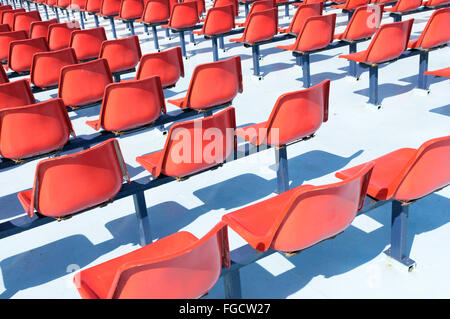 Rote Sitze auf dem Oberdeck eine Personenfähre Stockfoto