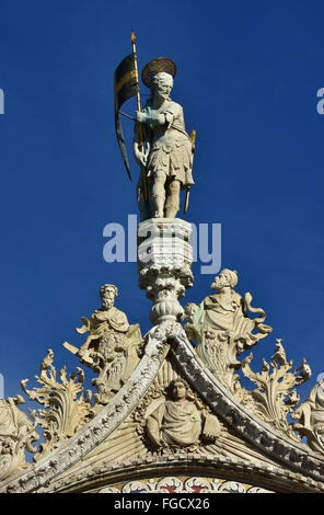 Statue des heiligen Krieger an der Spitze der Basilika von Saint-Mark in Venedig Stockfoto