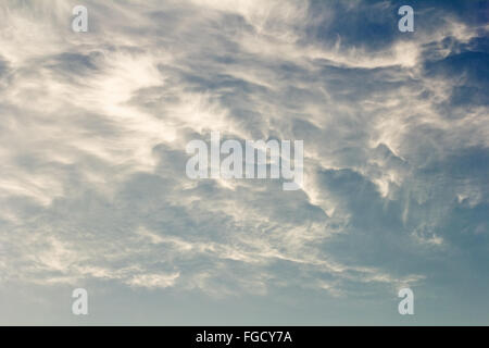 Wolken im Himmel etwas von Sonne beschienen geschichtet Stockfoto