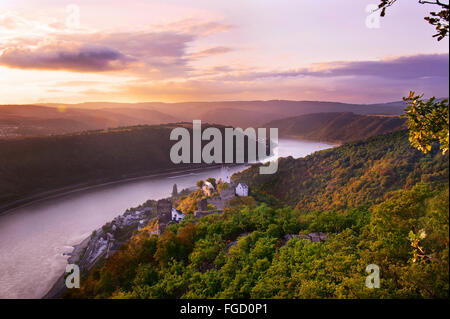 Blick auf den Rhein mit Burg Sterrenberg und Burg Liebenstein bei Sonnenuntergang, rief beide zusammen Feindliche Brueder Stockfoto