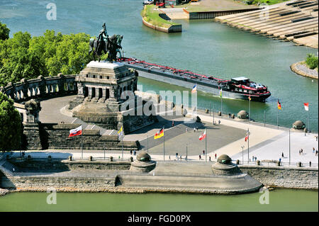 Deutsches Eck, Deutsches Eck in Koblenz, Wasser wo Mosel Rhein trifft Mund mit dem Denkmal des ehemaligen Kaisers Stockfoto