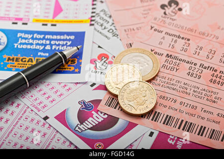 Nahaufnahme von Lotto National Lottery Ticket Slip Tickets Geld Und rutscht England GB Großbritannien GB Großbritannien Stockfoto