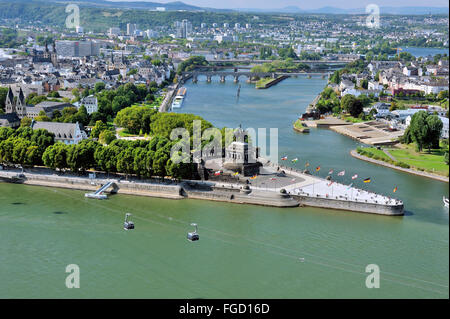 Panoramablick auf dem Deutschen Eck, Deutsches Eck und die Stadt Koblenz, wo die Mosel Rhein verbindet Stockfoto