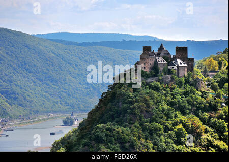 Schönburg Castle liegt auf einem Hügel über der Stadt Oberwesel im mystischen Licht, Oberes Mittelrheintal, Deutschland Stockfoto