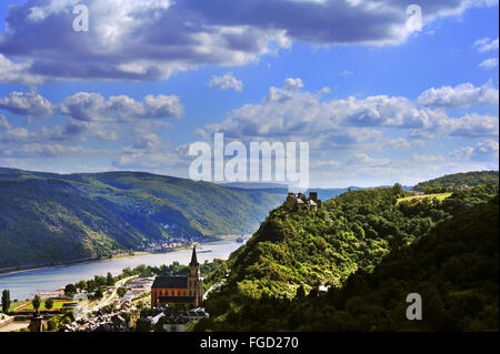 Panorama des Rheins, Stadt Oberwesel und die Burg Schönburg oberhalb, Oberes Mittelrheintal, Deutschland Stockfoto