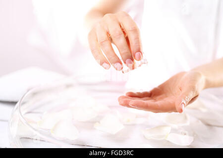 Die Vorbereitung für die Nagelpflege. Die Flasche mit der Vorbereitung für die Pflege der Nagelhaut und Nägel. Maniküre, Stockfoto