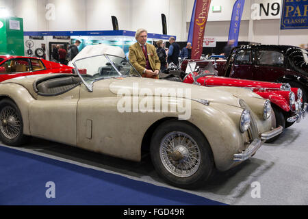 ExCel London, UK, 18. Februar 2016, The London Classic Car Show Vorschau Abend bekommt im Gange bei ExCe Credit: Keith Larby/Alamy Live News Stockfoto