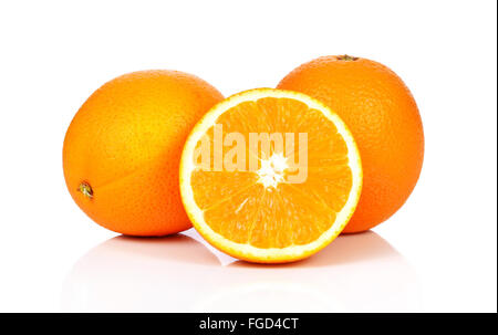 Süße Orangenfrucht auf weißem Hintergrund Stockfoto