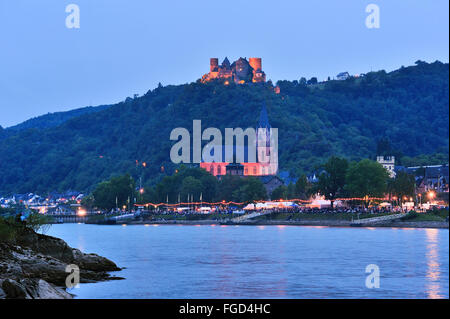 Beleuchtete Stadt Oberwesel und Schönburg Castle auf dem Festival von Rhein in Flammen, Oberes Mittelrheintal, Deutschland Stockfoto