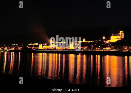 Beleuchtete Stadt Oberwesel am Rhein Bank für das Festival der Rhein in Flammen und Lichtreflexion, Oberes Mittelrheintal, Deutschland Stockfoto