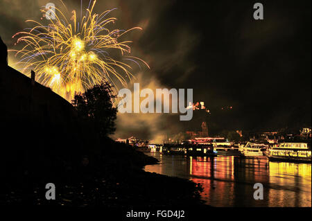 Feuerwerk in Stadt Oberwesel für das Festival der Rhein in Flammen, Burg Schönburg, Sportboote auf dem Rhein Stockfoto