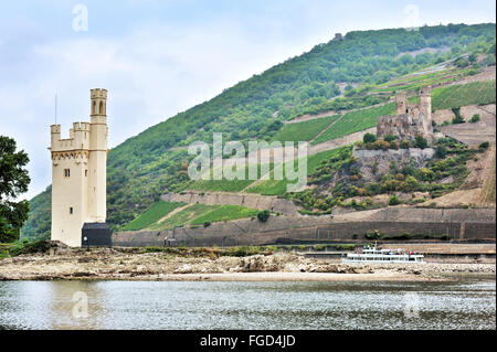 Mäuseturm mit Burg Ehrenfels im Hintergrund, Stadt Bingen, Oberes Mittelrheintal, Deutschland Stockfoto