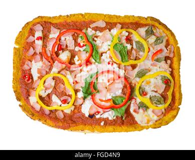 Draufsicht der rechteckigen 3 in 1 Ofen gebacken Blumenkohl Pizza Kruste belegt mit Halloumi, Landhaus, Mozzarella-Käse, Spinat, tur Stockfoto