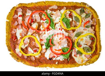 Draufsicht der rechteckigen 3 in 1 Ofen gebacken Blumenkohl Pizza Kruste belegt mit Halloumi, Landhaus, Mozzarella-Käse, Spinat, tur Stockfoto