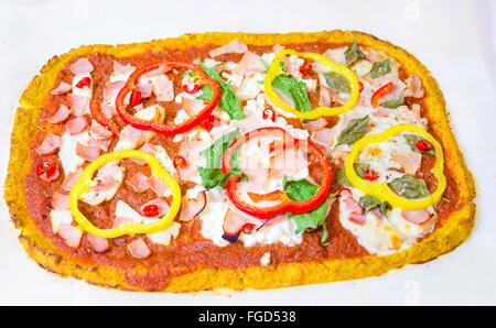 Draufsicht der rechteckigen 3 in 1 Ofen gebacken Blumenkohl Pizza Kruste belegt mit Halloumi, Landhaus, Mozzarella-Käse, Spinat, tur Stockfoto