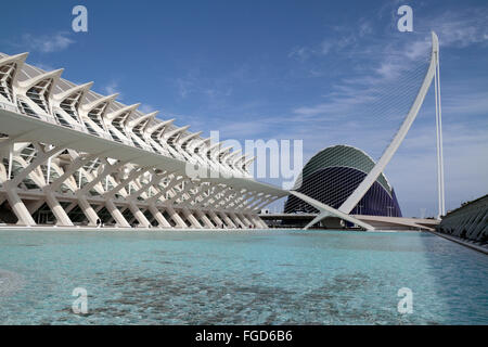 Die Wissenschaft Museum von Príncipe Felipe mit L'Assut d ' or Brücke und der Agora hinter, Stadt der Künste & Wissenschaft, Valencia, Spanien Stockfoto