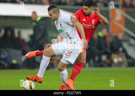 Augsburg, Deutschland. 18. Februar 2016. Raul BOBADILLA, FCA 25 in Aktion gegen Emre können, LIV 23 während der UEFA Europa League Runde der letzten 32: Hinspiel Spiel FC Augsburg - FC Liverpool 0-0 auf 18. Februar 2016 in Augsburg, Deutschland. Bildnachweis: Peter Schatz / Alamy Live News Stockfoto