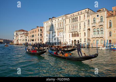 Vier Gondeln am Canal Grande, Venedig mit Touristen aus Fernost Stockfoto