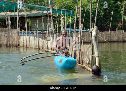 Ein alter Fischer auf einem traditionellen Katamaran Angeln Boot Sri Lanka Hikkaduwa Lagune Fluss, Hikkaduwa, Sri Lanka, Süd-Asi Stockfoto