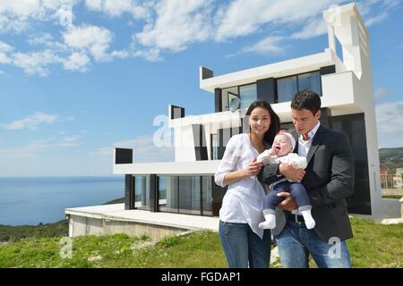 glückliche junge Familie zu Hause Stockfoto