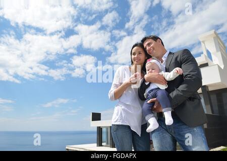 glückliche junge Familie zu Hause Stockfoto