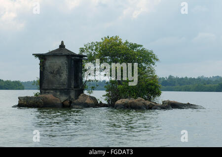 Alte buddhistische Tempel auf einer kleinen Insel, Maduganga Fluss, Distrikt Galle, südlichen Provinz, Sri Lanka Stockfoto