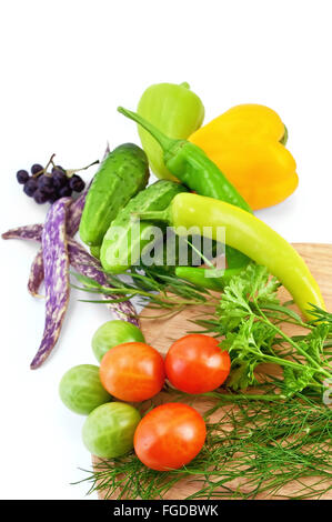 Tomaten, Kräuter und Gemüse auf einer runden Tafel Stockfoto